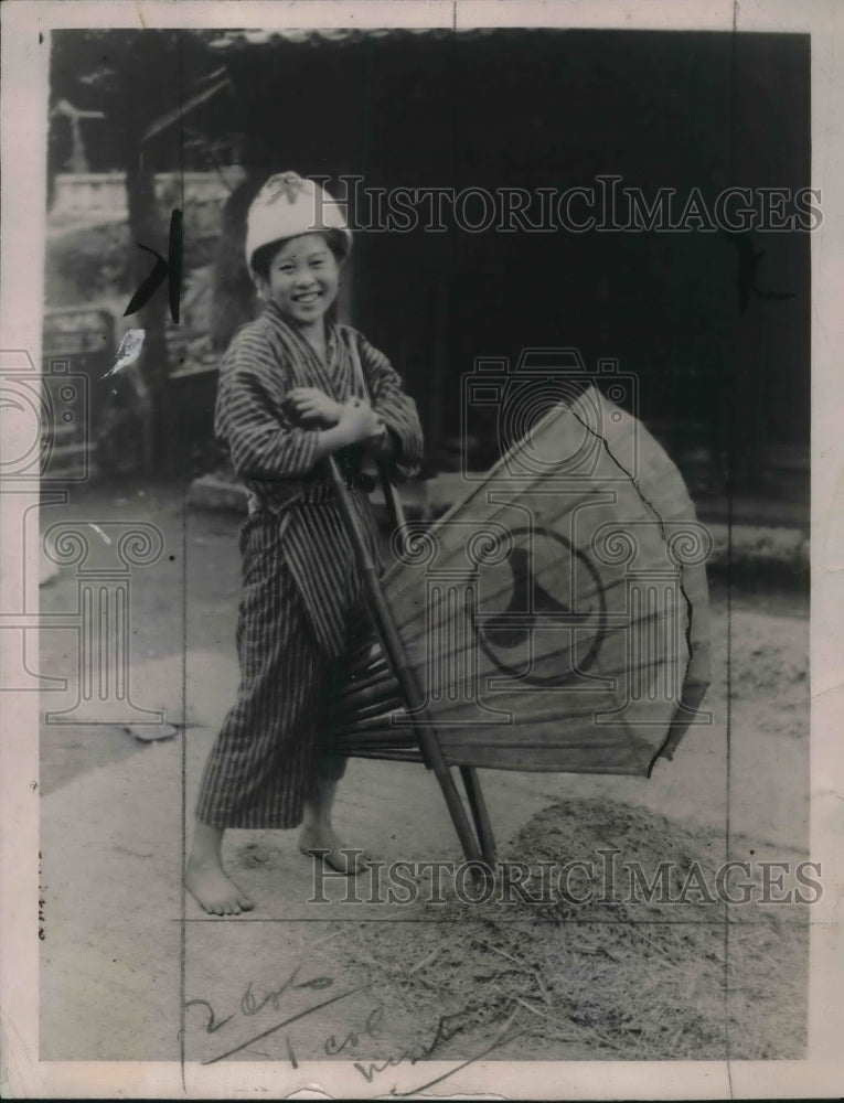1923 Press Photo Japanese Girl used old bellows fan to blow the chaff. - Historic Images
