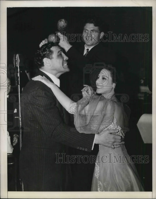 1942 Singer Dinah Shore as Queen of seventh Regiment.-Historic Images