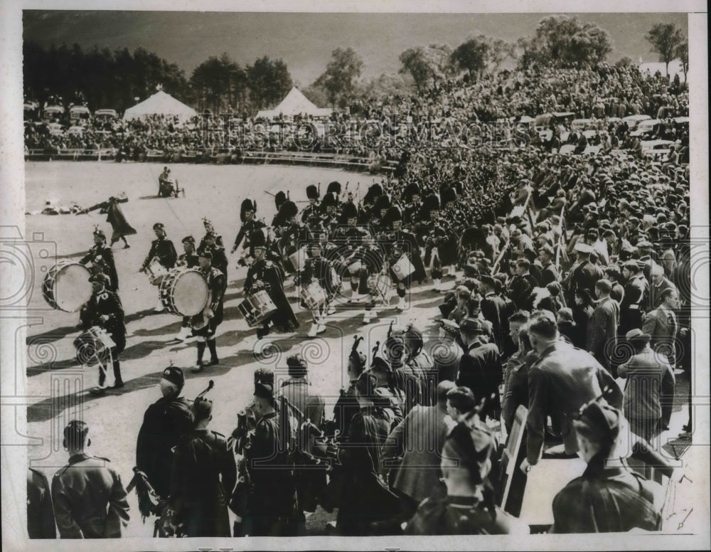 1937 Press Photo The Braemar Highland Games in Scotland King &amp; Queen England - Historic Images