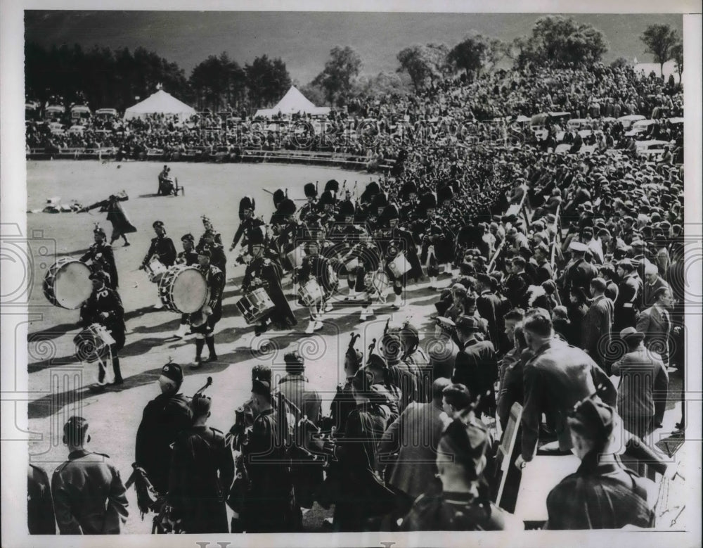 1937 Press Photo Bands March Past King &amp; Queen England at Braemar Highland Games - Historic Images