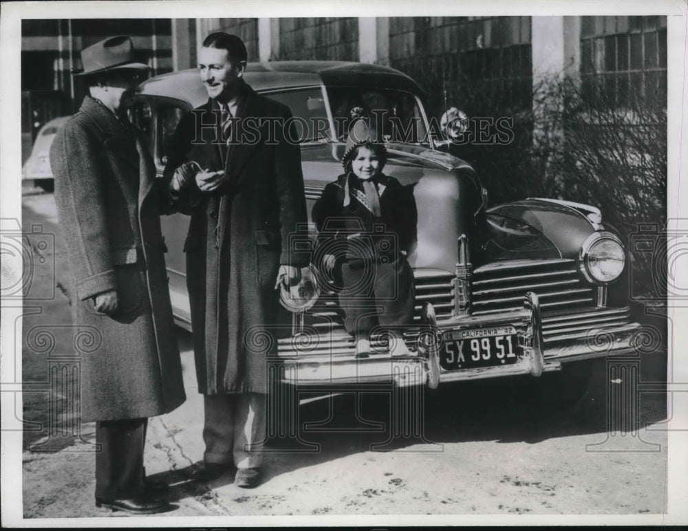 1942 Press Photo A.R. Dayton got his car after waiting in Detroit Six weeks. - Historic Images