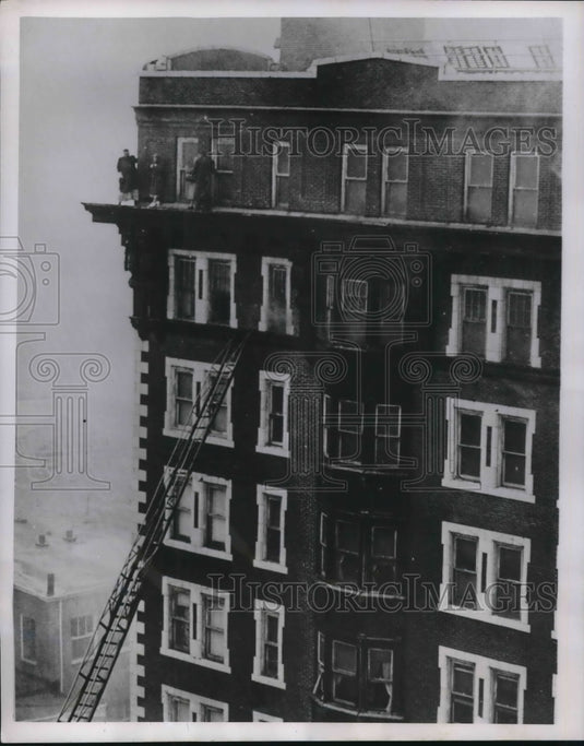 1953 Press Photo Women Standing On Ledge Of 9th Floor Hotel During Fire-Historic Images