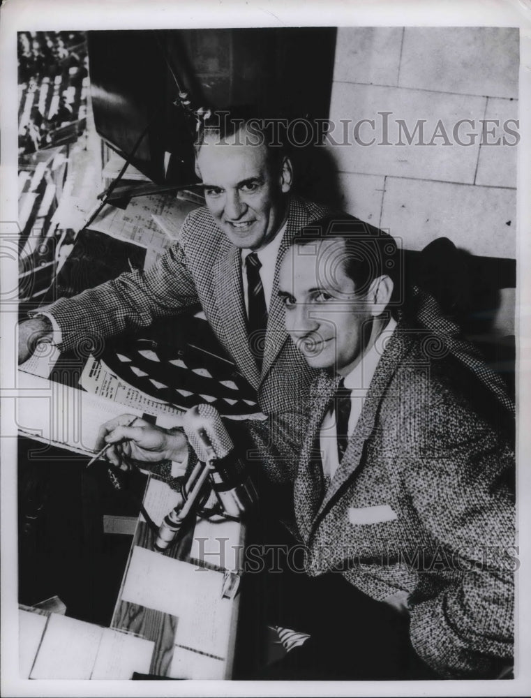 1957 Press Photo Lindey Nelson, Red Grange at work - Historic Images