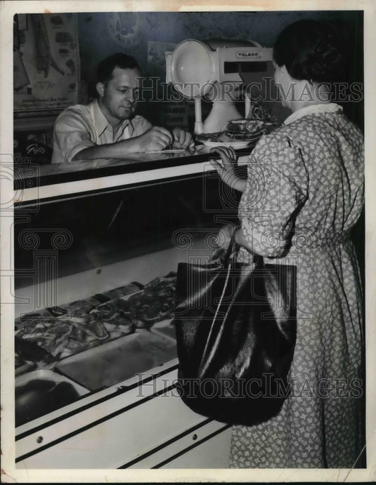 1941 Press Photo Customer Speaking With Employee At Meat Counter In Store - Historic Images