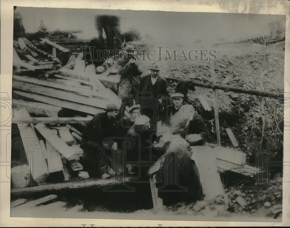 1936 Press Photo Rescue Workers at Moose River Gold Mine - Historic Images