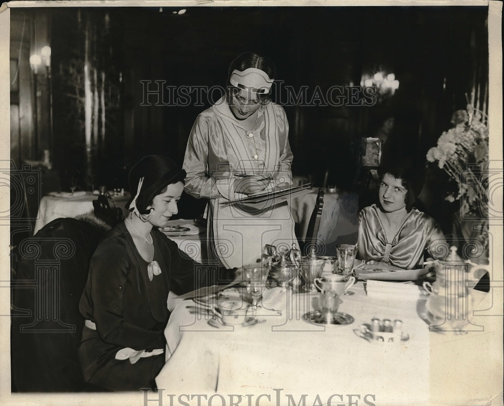 1930 Press Photo Junior League Waiting on Tables for Chairty - Historic Images