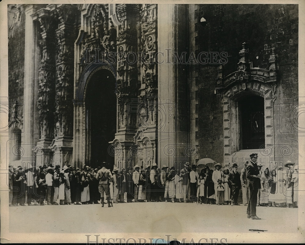 1941 Press Photo Mexico Citizens in front of large building-Historic Images