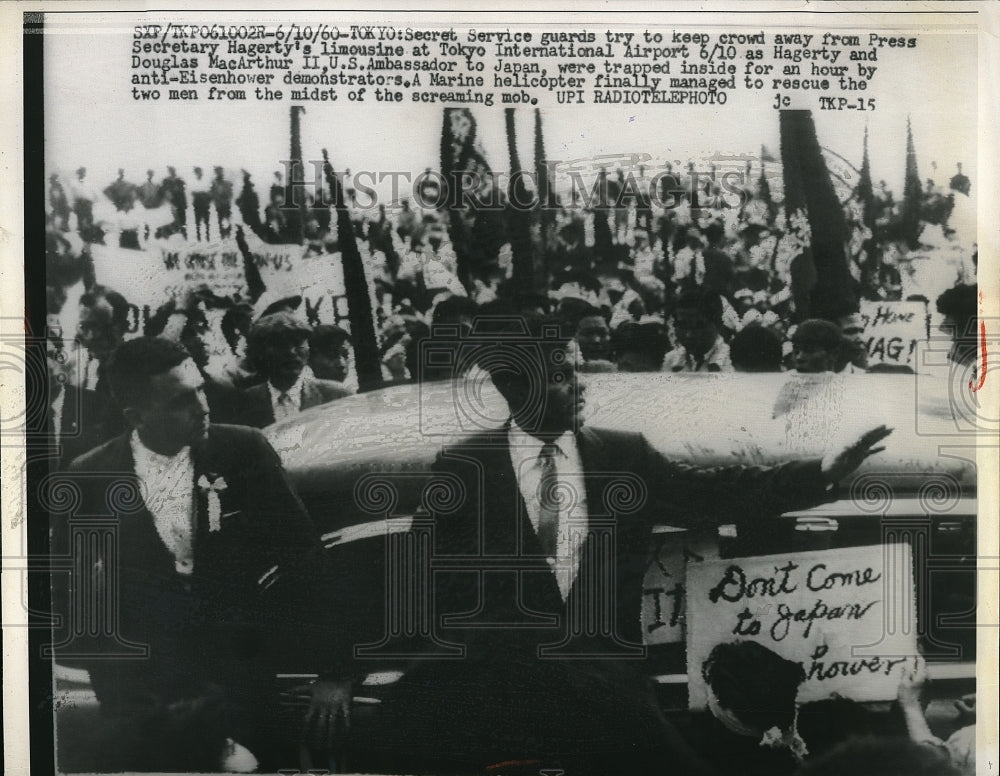 1960 Press Photo Secret Service Agents Keep Crowd Away From Limousine-Historic Images