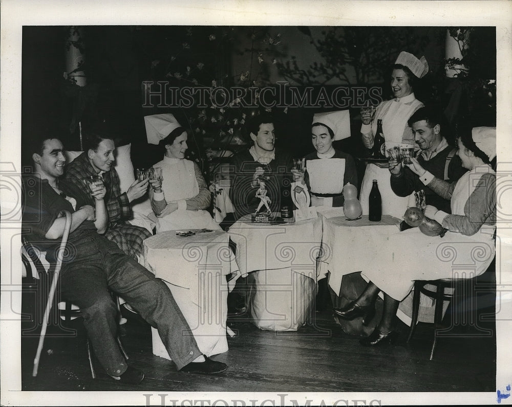 1940 Soldier Patients &amp; Nurses Drinking A Christmas Toast In London - Historic Images