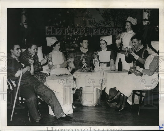 1940 Soldier Patients & Nurses Drinking A Christmas Toast In London - Historic Images