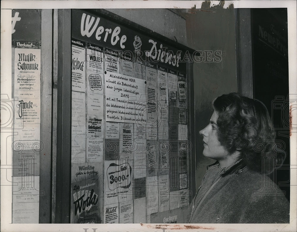 1949 Press Photo German Fraulein scan the Love Advertisement in Frankfurt Board - Historic Images