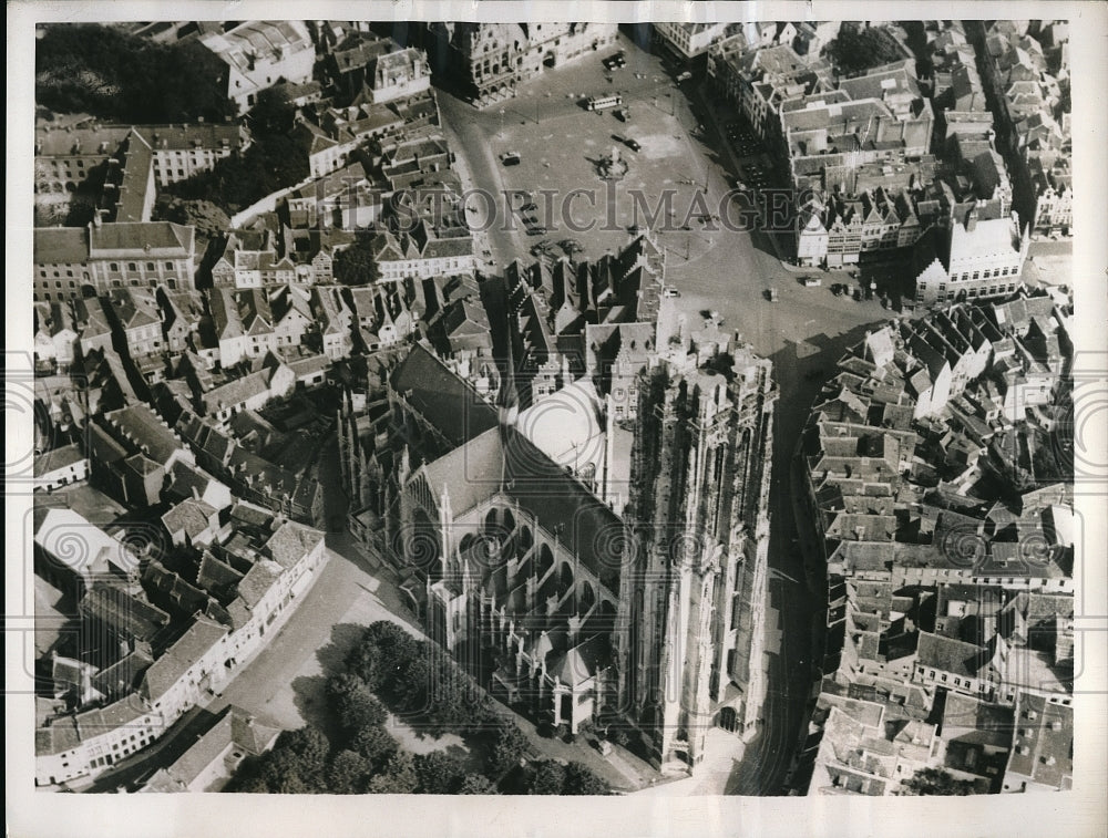 1955 Press Photo View Of Old Buildings Surround Rombaut Cathedral In Malines - Historic Images