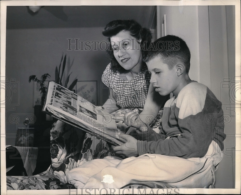 1948 Press Photo Baseball&#39;s wonder boy Tony with his mother Grace Baker - Historic Images