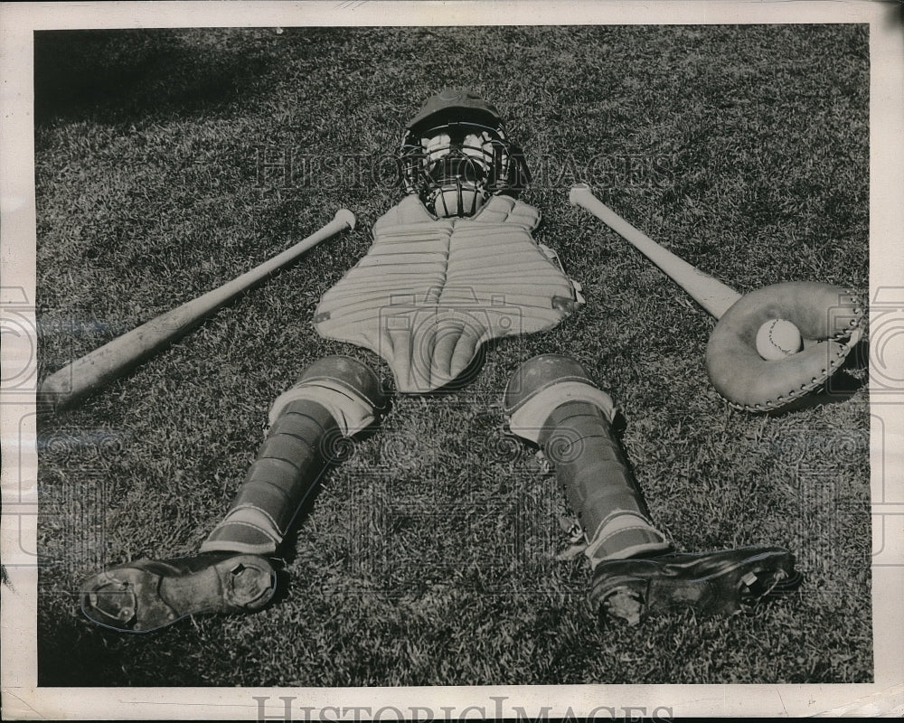 1939 Press Photo Gabby Catcher Manager's Uniform On Ground During Training - Historic Images