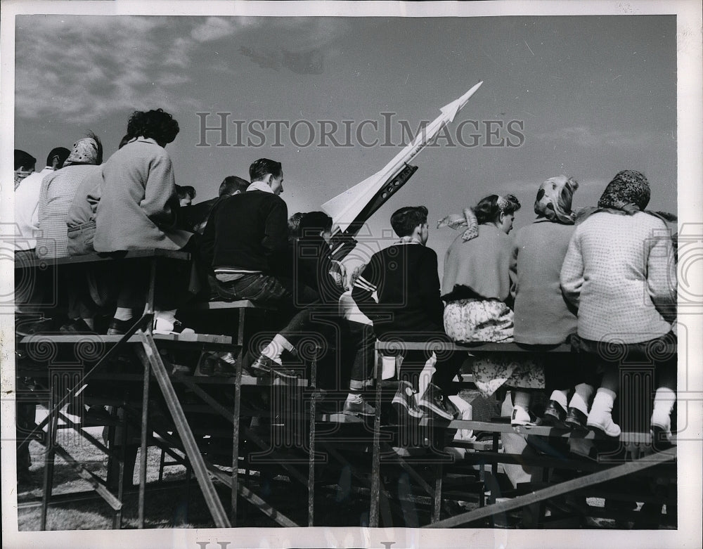 1955 Press Photo High School Students Sitting In Bleachers During Demonstration - Historic Images