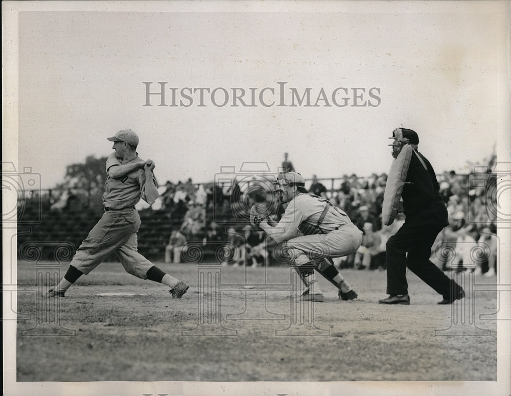 1939 College Baseball Player Johns Of Harvard During Game - Historic Images