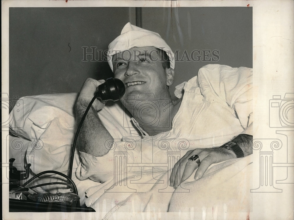 1948 Press Photo Cleveland Indians Pitcher Don Black On Phone In Hospital Bed - Historic Images