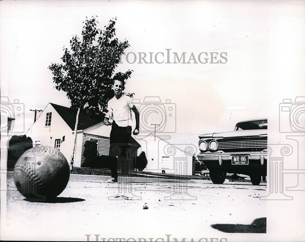 1962 Press Photo John Roode PLaying ball - Historic Images