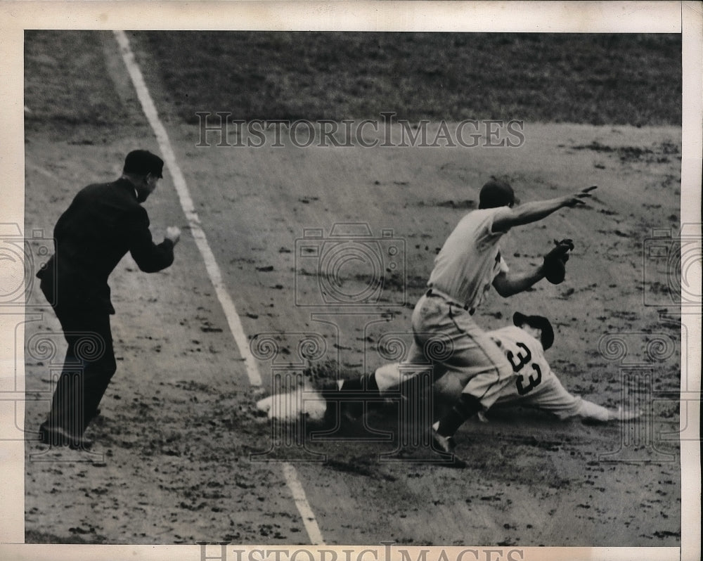 1945 Press Photo Phillie 2nd baseman Garvin Hamner vs Giants Napoleon Reyes-Historic Images