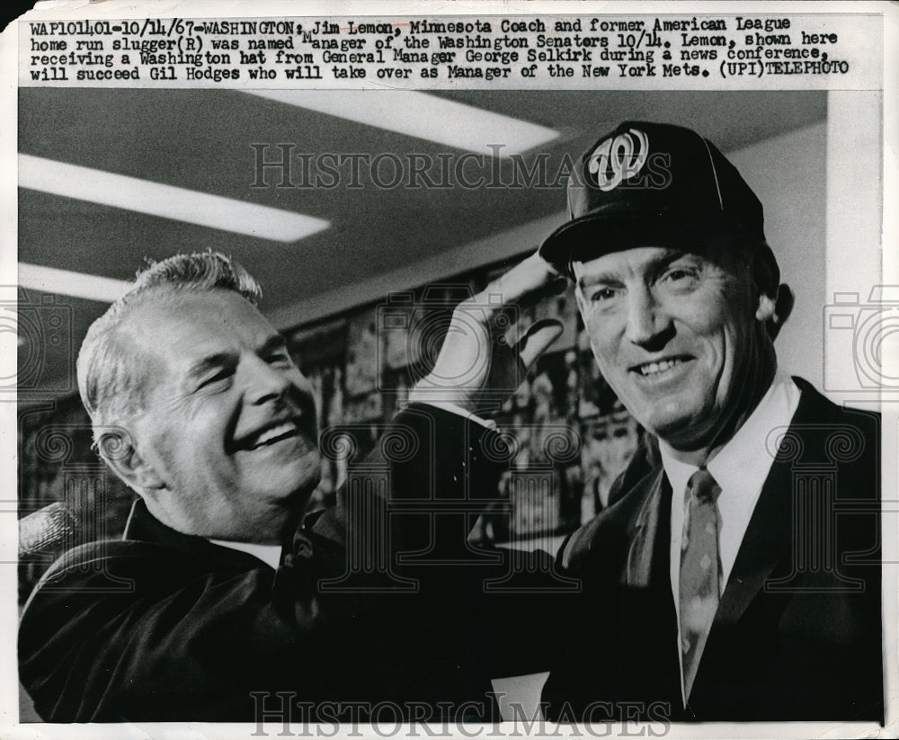 1967 Press Photo Minn head coach Jim Lemon &amp; Senator mgr with Geo. Selkirk GM-Historic Images