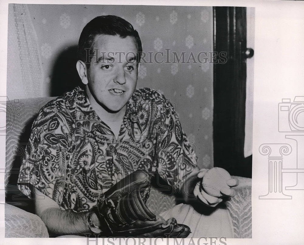 1952 Press Photo Bobby Slaybaugh, 29, lost sight of his left eye - Historic Images