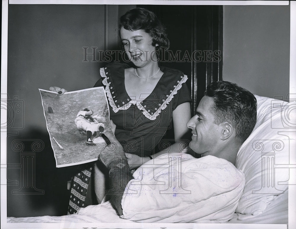 1955 Press Photo NY Yankee 2nd baseman Gerry Coleman &amp; wife Louise - Historic Images