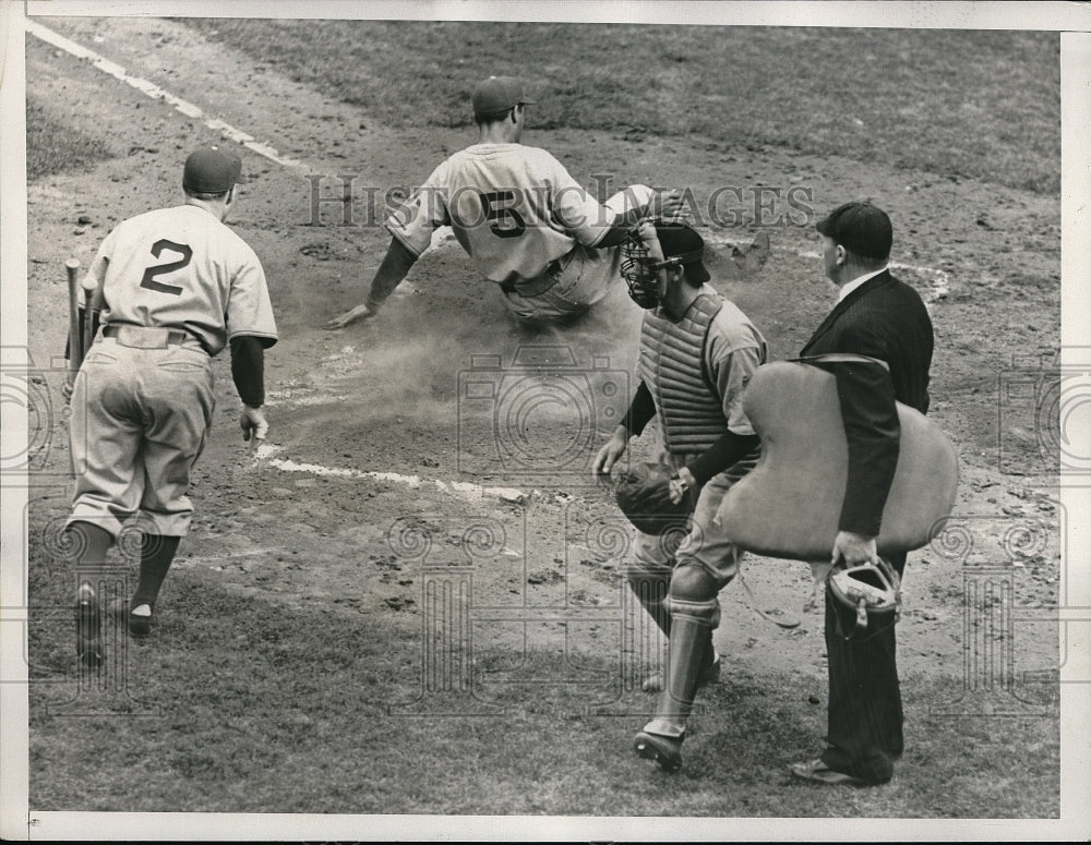 1938 Brooklyn Dodgers Lavagetto scoringin 2nd inning - Historic Images