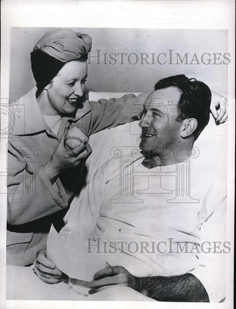 1947 Press Photo Pitcher Freddie Schmidt with his wife - Historic Images