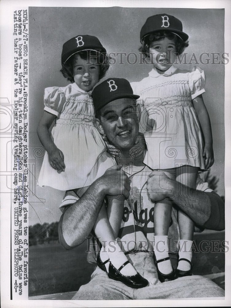 1956 Press Photo Clem Labine with his twin daughters, Bobo and Gigi - Historic Images