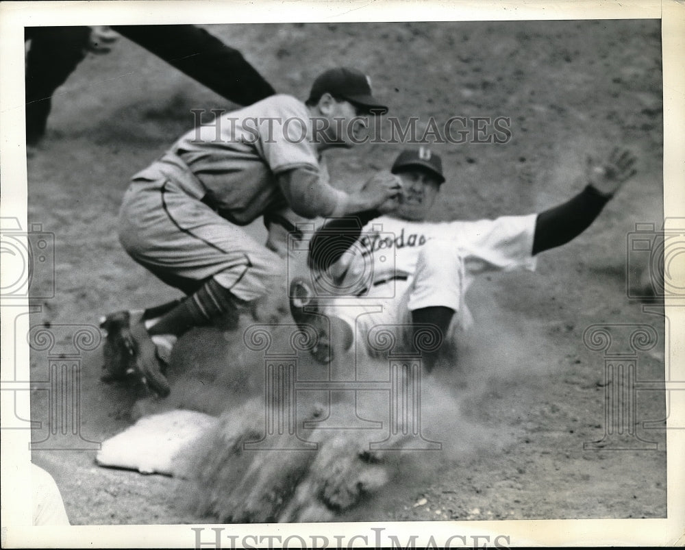 1941 Press Photo Dodger Walker out at 3rd vs NY Giant Orengo - Historic Images