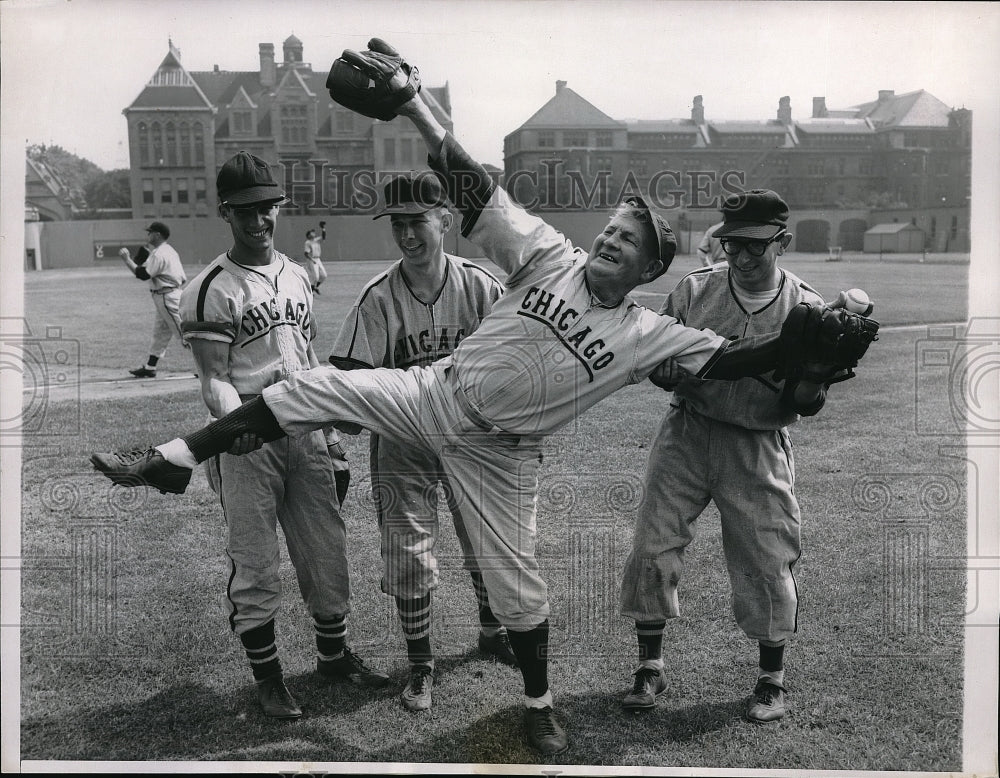 1957 Press Photo HO Pat Page Pitcher University Chicago Alumni Baseball Team - Historic Images