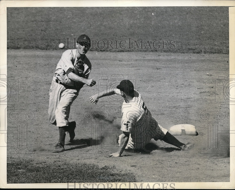 1943 Press Photo Nick Etten of Yankee taken out by Phillies Pete Suder. - Historic Images