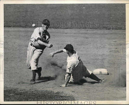 1943 Press Photo Nick Etten of Yankee taken out by Phillies Pete Suder. - Historic Images