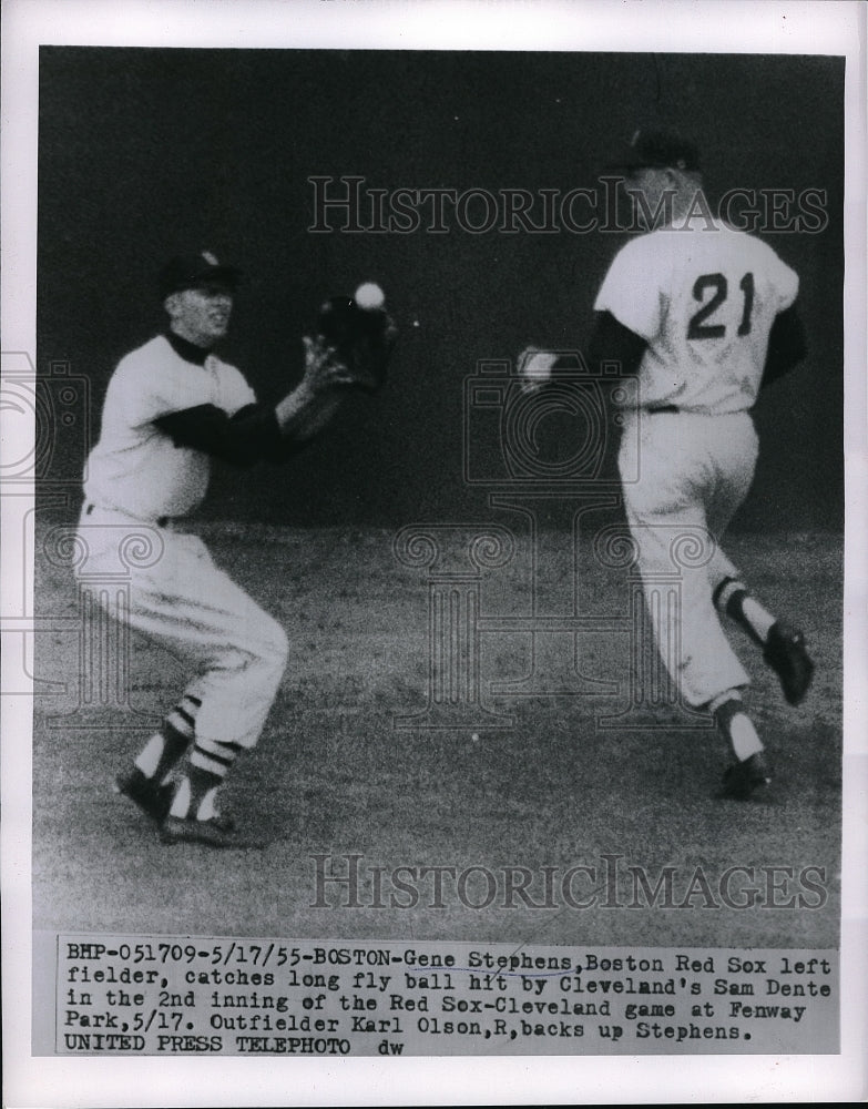 1955 Press Photo Gene Stephens catches long fly ball, Karl Olson backs him up - Historic Images