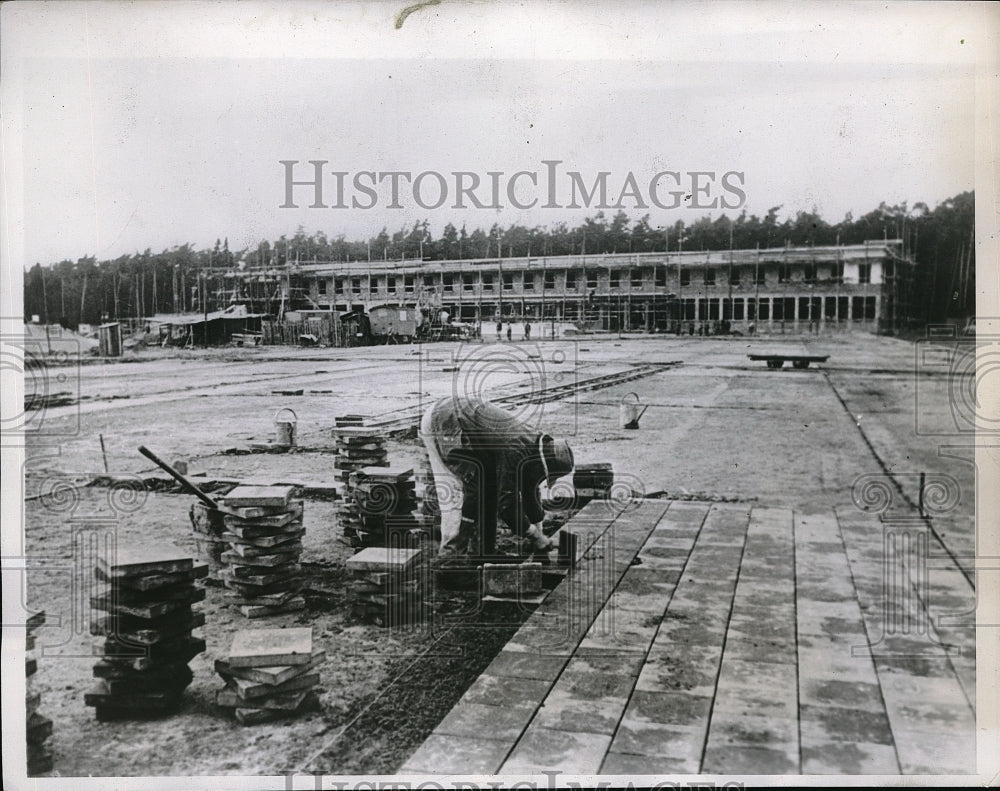 1935 Press Photo Workman Laying Blocks at Construction Frankfort Air Terminal - Historic Images