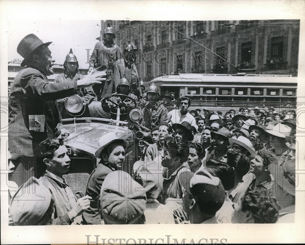 1944 Mexico City, speaker &amp; crowd condemning Natl Insurance laws - Historic Images