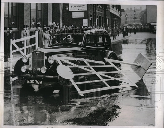 1938 demonstration of the danger of worn tires on braking time - Historic Images