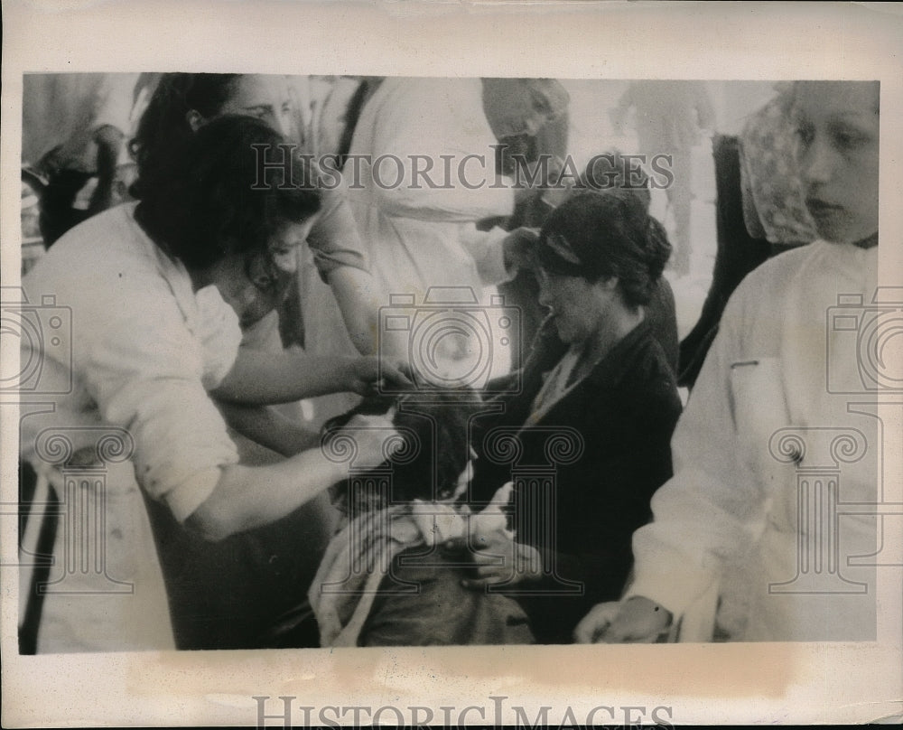 1939 Press Photo earthquake victims receive first aid in Chillan, Chile - Historic Images