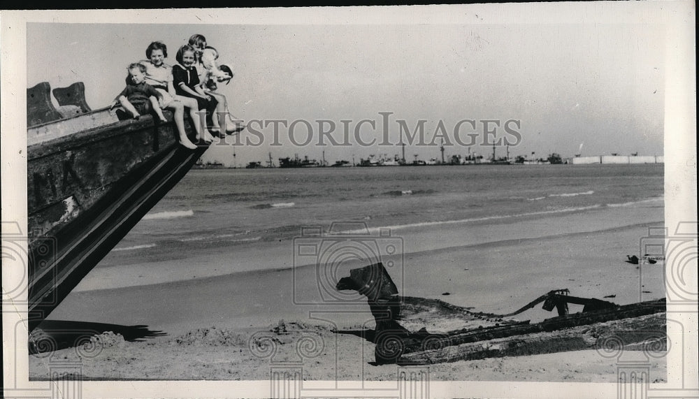 1949 Press Photo Children from St. Laurent on an invasion craft-Historic Images