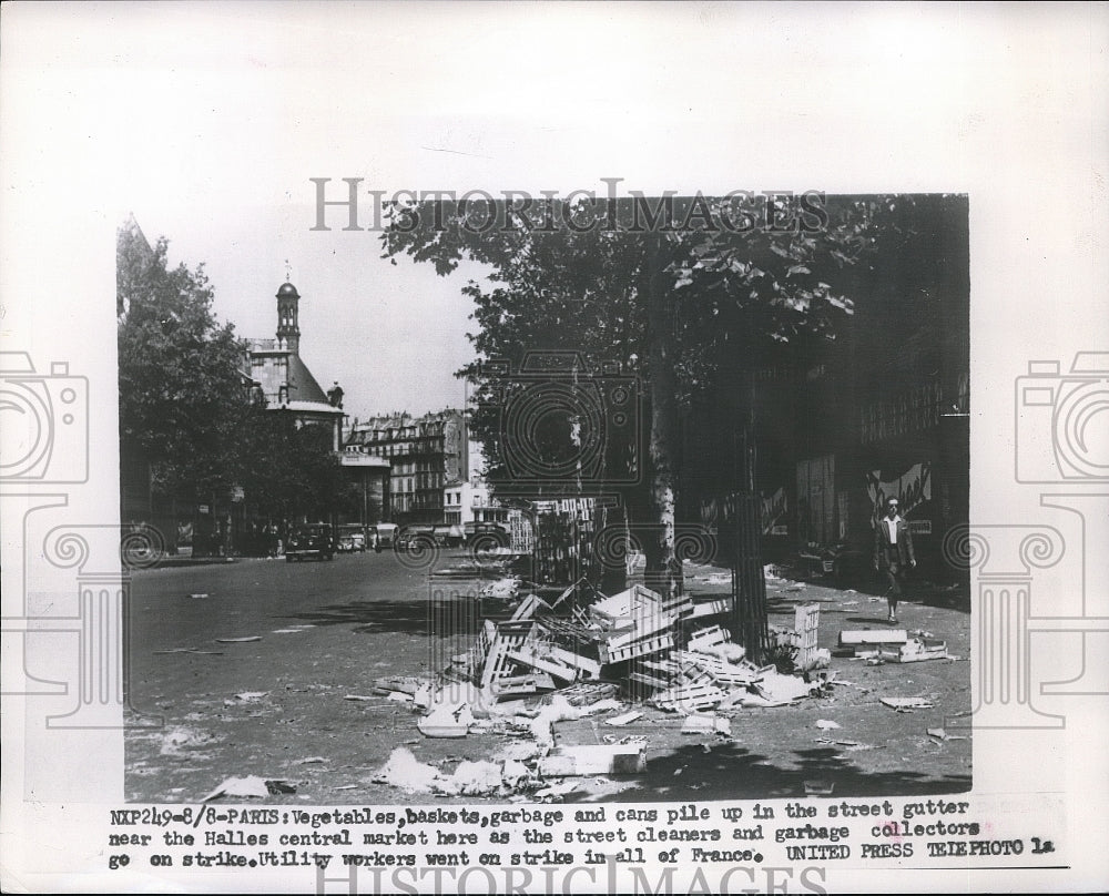 1953 Press Photo Garbage piles up in street gutter as Utility Workers strike-Historic Images