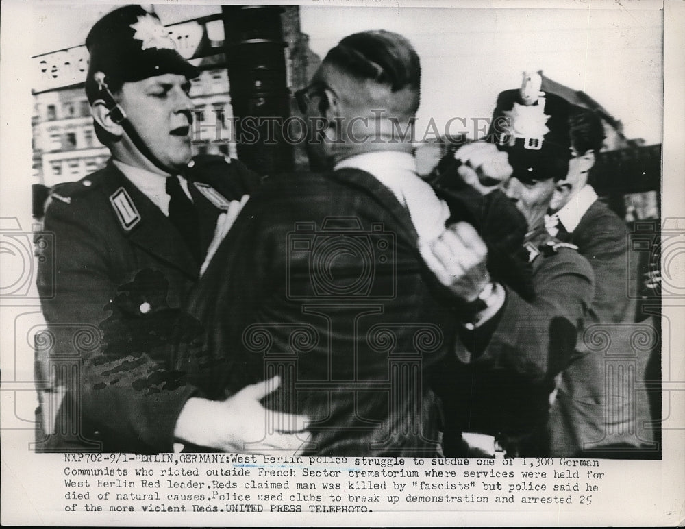 1952 Press Photo West Berlin police struggle to subdue German Communists-Historic Images