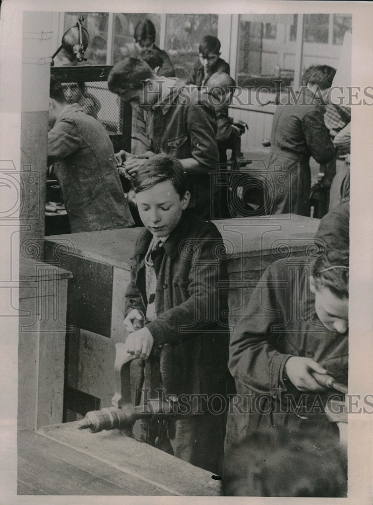 1936 Press Photo Youngsters in Locksmith Class Profession School City of Paris-Historic Images