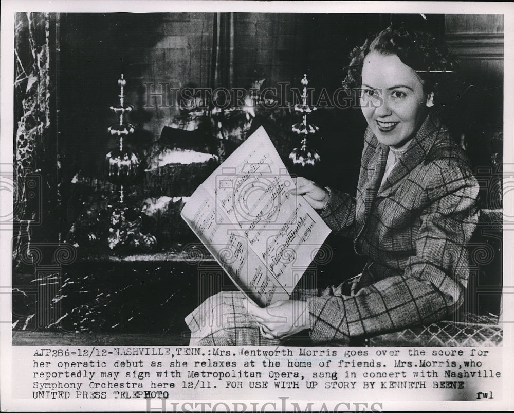 1952 Press Photo Mrs. Wentworth Morris at opera show-Historic Images