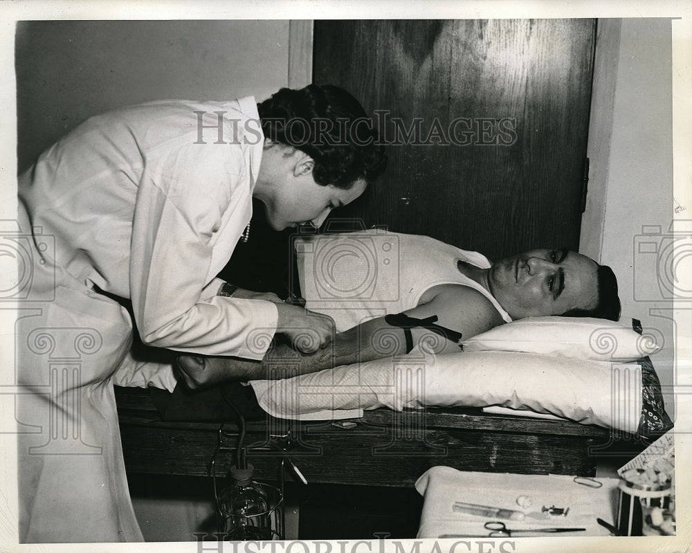 1942 American Labor Party donated blood Red Cross Blood Bank - Historic Images
