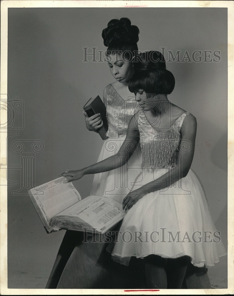 Press Photo Florence Frances and Lori Chapman. - Historic Images