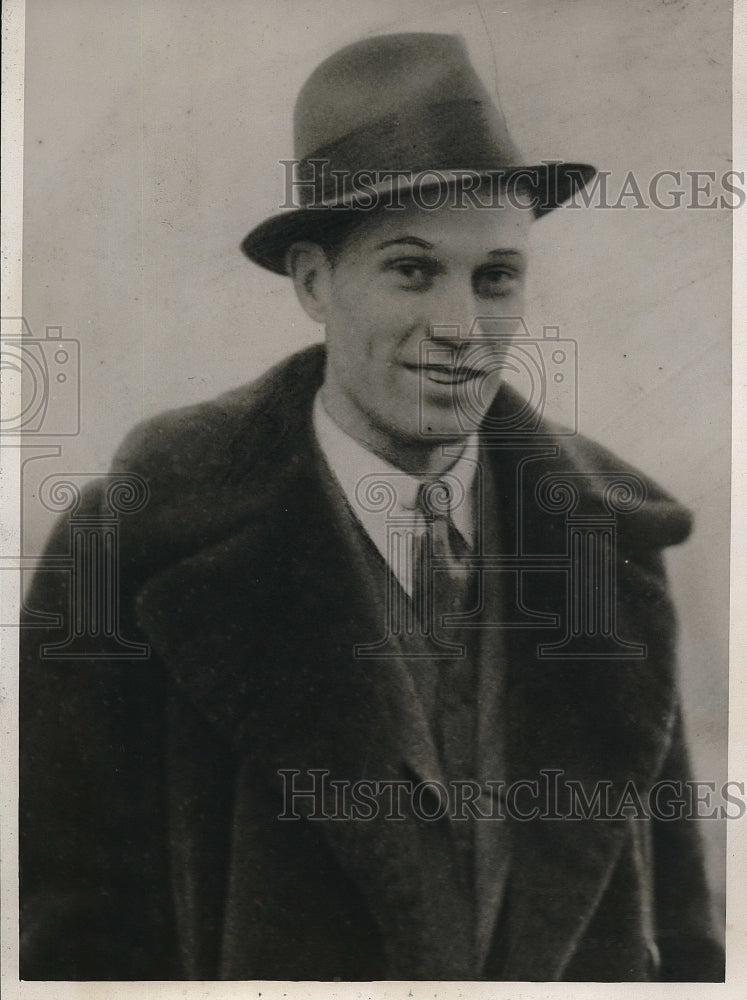 1933 Press Photo C.F. Corbett of Ill. bid high and chased away from the scene. - Historic Images