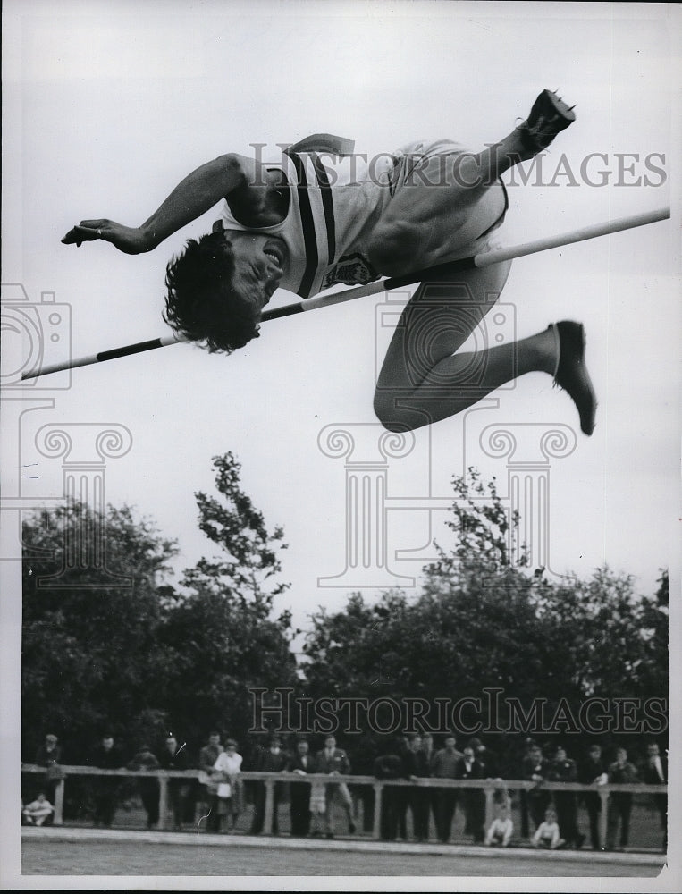 1961 Press Photo Thelma Hopkins clears the bar at 5 feet 4 inches - Historic Images