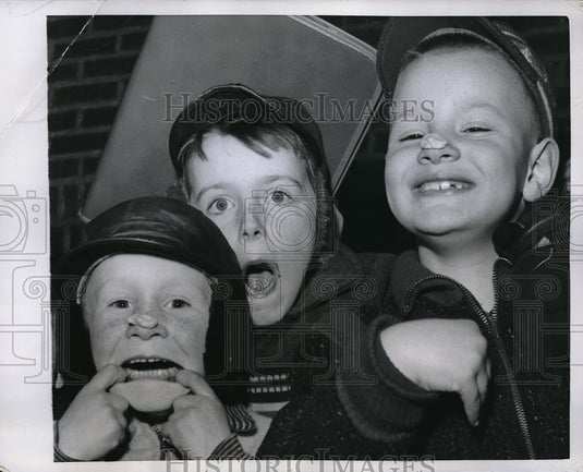 1958 Press Photo Jerry Slezyak, Danny Powers And Jimmie Davis Show Off With Gum - Historic Images