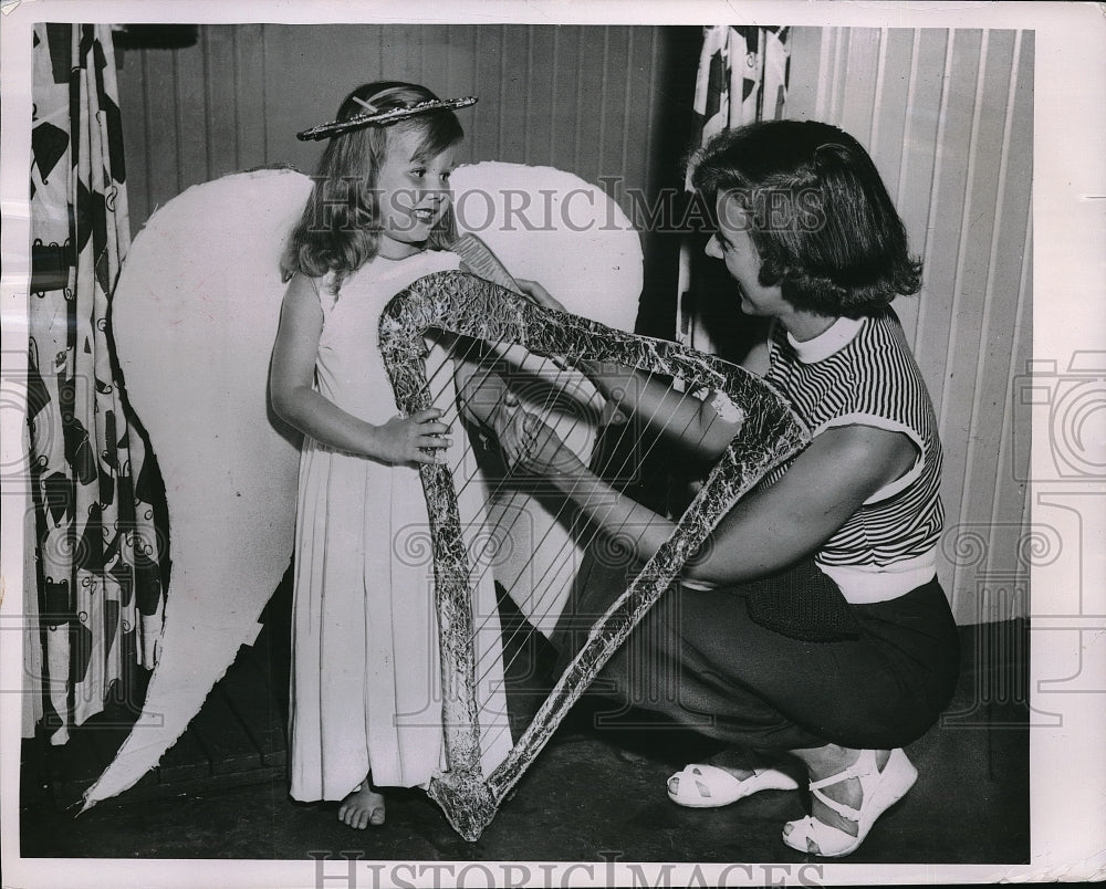 1954 Press Photo Kids cavorted in their own carnival at the Bath Club in - Historic Images