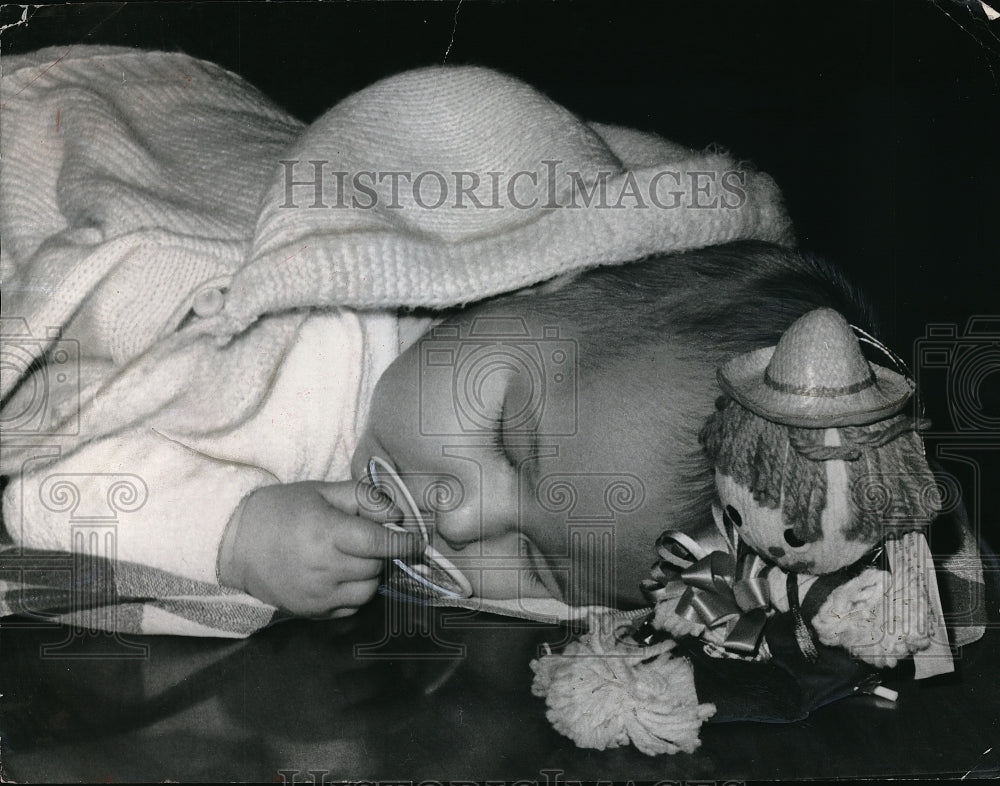 1966 Press Photo Baby guest at the Volunteers of the Shelters&#39; Discotot party - Historic Images